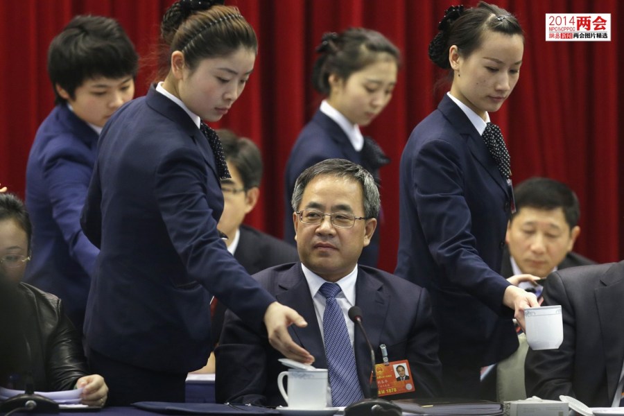 政協會議服務升級 主席臺增設男服務生倒水，體現會議細節優化